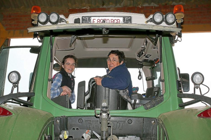 Silvia González, joven incorporada al sector hace cuatro años, y Ángeles Clérigo, agricultora palentina a punto de jubilarse, subidas al tractor que forma parte de su vida.-BRÁGIMO