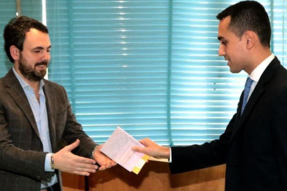 Luigi di Maio entrega su papeleta al presidente de la mesa electoral donde ha votado, en Nápoles.-AFP / CARLO HERMANN