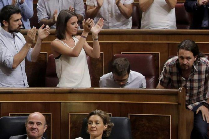 Ramón Espinar e Irene Montero aplauden a Pablo Iglesias en el Congreso.-JOSE LUIS ROCA