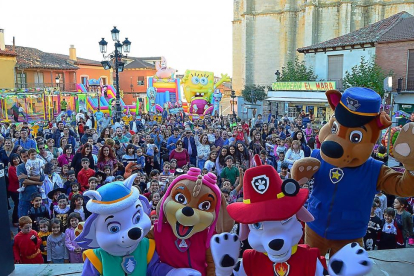 Cientos de niños y padres disfrutan de los hinchables uno de los días en la Feria del Niño de Cigales.-E.M.