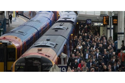 Estación de Waterloo en Londres, afectada por la huelga de trenes de la compañía Southern Railway.-AFP / DANIEL LEAL-OLIVAS