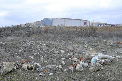 Una parcela desocupada y con escombros en el polígono industrial de El Brizo, en Aldeamayor de San Martín.-SANTIAGO