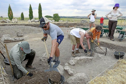 Arqueólogos realizas excavaciones en el yacimiento de Pintia.-J. M. LOSTAU