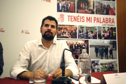 El secretario general del PSCyL, Luis Tudanca, mantiene un encuentro con militantes del PSOE en Segovia-ICAL