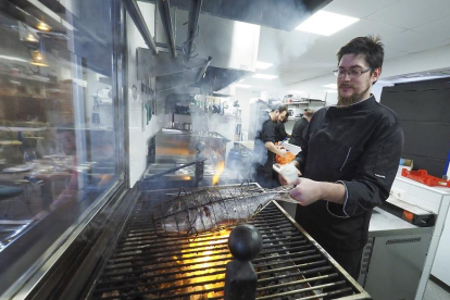 El pescado a la brasa es la señade identidad de este restaurante.-MIGUEL ÁNGEL SANTOS