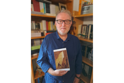 Mario Pérez Antolín posa con su novela. | E. M.