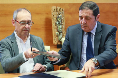 El consejero de Sanidad, Antonio María Sáez, firma un convenio para fomentar la donación de sangre con la Federación de Donantes de Castilla y León y las Hermandades de Donantes de Sangre provinciales-Ical