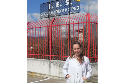 Elsa Hernando posa frente al instituto de Villasana de Mena, al norte de Burgos, en el que ahora trabaja.-ECB