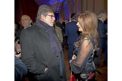 Santiago Aparicio, de Cecale, y la presidenta de las Cortes, Silvia Clemente.