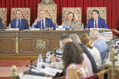 Momento de la celebración del pleno, presidido por Jesús Julio Carnero.-El Mundo