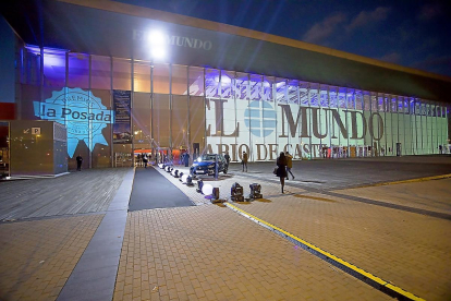 El Centro Cultural Miguel Delibes se iluminó ayer con los logotipos de ELMUNDO DECASTILLAYLEÓN y LA POSADA  para recibir a los cientos de asistentes a la gala de entrega de los premios.