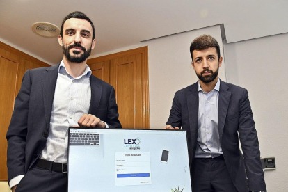 Arturo Maeso y Ricardo Peña, dos jóvenes burgaleses, muestran la aplicación que han desarrollado.-ICAL