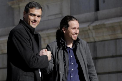 Pablo Iglesias y Pedro Sánchez se saludan a su llegada a la reunión que mantuvieron el pasado 30 de marzo.-JOSÉ LUIS ROCA