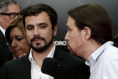 Alberto Garzón y Pablo Iglesias, con la presidenta andaluza, Susana Díaz, detrás, anoche, en un acto en el Palacio de Cibeles de Madrid.-EFE / JAVIER LIZÓN