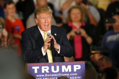 Donald Trump hablando durante el mitin electoral que tuvo ligar el jueves en Rochester.-AP / ROBERT F. BUKATY