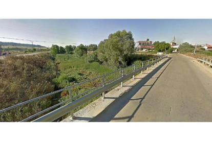 Puente de la carretera a Villarramiel VA-913, que constituye parte del actual camino al cementerio, y lateral que recorrerá en paralelo la doble pasarela.-GOOGLE S. W.