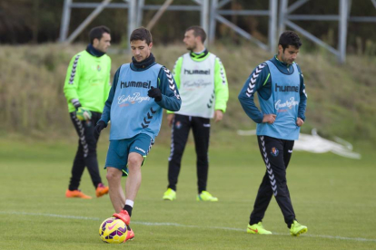 Omar y Sastre, con peto azul, durante un entrenamiento del Real Valladolid.-Pablo Requejo