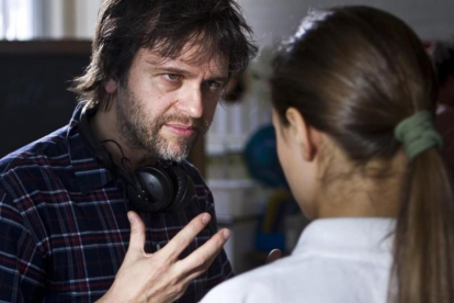 El director Juan Carlos Fresnadillo, durante el rodaje de la película 'Intruders'.-