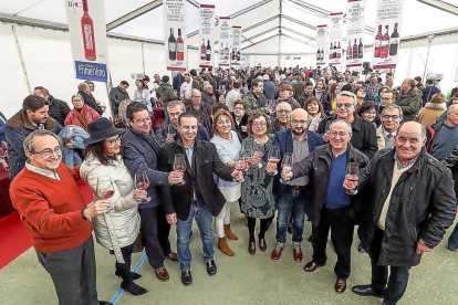 Brindis de inauguración de la décima edición de la Primera Fiesta del Vino del municipio vallisoletano.-MIGUEL ÁNGEL SANTOS (PHOTOGENIC)