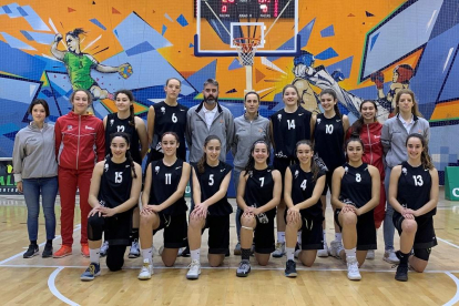Jugadoras y técnicos del equipo cadete femenino de baloncesto.