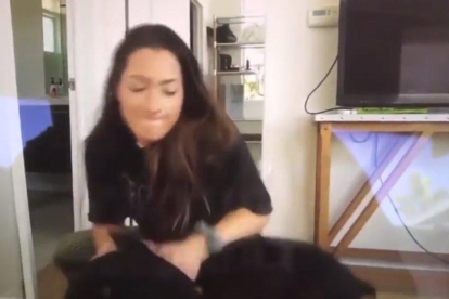 La ’youtuber’ Brooke Houts, en las imágenes en las que golpea a su perro.-TWITTER
