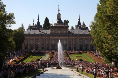 Encendido tradicional de las fuentes de los jardines reales de La Granja en el día de San Luis-Ical