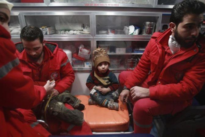 Un niño enfermo evacuado del enclave asediado de Guta, a las afueras de Damasco.-ABDULMONAM EASSA / AP