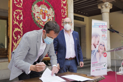 Conrado Íscar y Jesús Herreras firman el convenio, ayer en el Palacio de Pimentel. EL MUNDO
