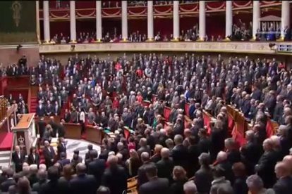 Los diputados franceses cantan 'La Marsellesa' tras el minuto de silencio.-Foto: EL PERIÓDICO