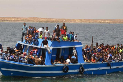 Migrantes rescatados por la Armada tunecina.-ARCHIVO / REUTERS