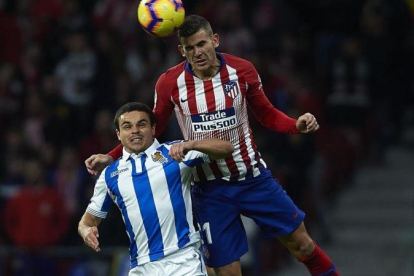 El jugador de la Real Sociedad Luca Sangalli salta con Lucas Hernández en un partido de Liga-GETTY IMAGES