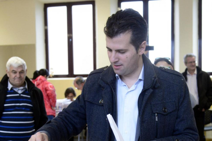 El secretario regional del PSCyL, Luis Tudanca, votò en el barrio de Villimar, Burgos-ICAL