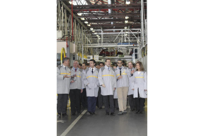 De los Mozos con el entonces presidente del Gobierno, Mariano Rajoy. Juan Vicente Herrera y Fátima Báñez en una visita a la factoría de Renault de Palencia en 2012. - E.M
