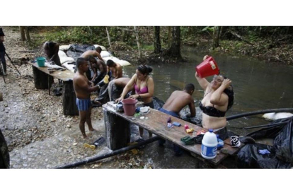 Guerrilleras de las FARC se asean en un campamento en la selva, el pasado 11 de agosto.-FERNANDO VERGARA / AP