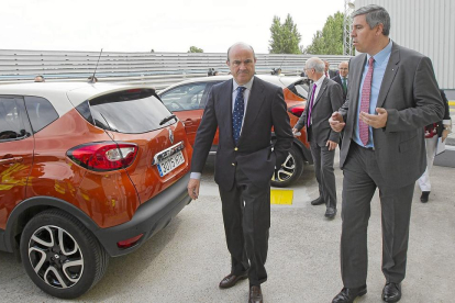 José Vicente de los Mozos, junto al ex ministro de Economía y Competitividad, Luis de Guindos, enel centro de I+D+i de Renault en junio de 2014. - LOSTAU