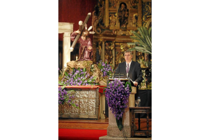 En la iglesia de las Angustias, De Los Mozos es investido diputado de honor de la cofradía en noviembre de 2014. - LOSTAU