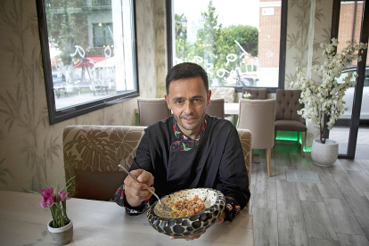 15/06/2021. Javier, de restaurante La Mimosa, en Laguna de Duero, posa con un tartar de salmón para La Posada. Photogenic/José C. Castillo