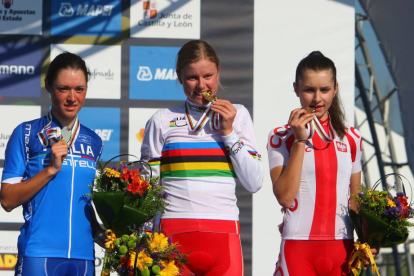 La danesa Amalie Dideriksen (C), se proclama campeona del Mundo junior femenino en la prueba en ruta de los Mundiales de Ciclismo de Ponferrada. Acompañándola en el pódium, la segunda clasificada y medalla de plata Sofia Bertuzzolo (I), y la tercera y med-Ical