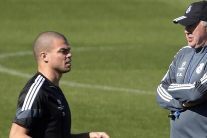 Pepe junto a Ancelotti en una sesión de entrenamiento en Valdebebas.-Foto:   AFP / GERARD JULIEN