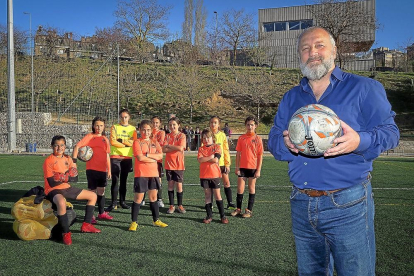 Jacinto Santos (arriba, con 15 años, vistiendo la camiseta del Corberó-Góndola) posa en los campos de Parquesol con algunas de las jugadoras de la cantera del club naranja.-M.Á. SANTOS
