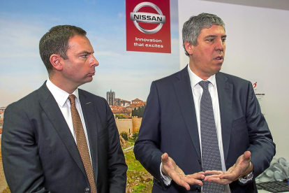 De los Mozos y el ex vicepresidente de las Operaciones Industriales de Nissan en España, Alan Johnson (i), informan sobre la situación de la fábrica de Nissan en Ávila en abril de 2017. - RICARDO MUÑOZ
