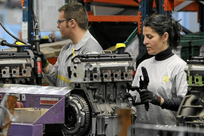 Cadena de Motores en la planta de Renault en Valladolid que podría ganar dos propulsores con el plan.-J. M. LOSTAU