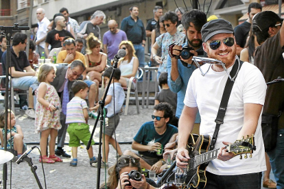 Un artista celebrando en Valladolid el Día de la Música. | LOSTAU