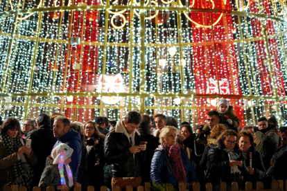 Iluminación de Navidad en la calle Santiago de Valladolid. -ICAL