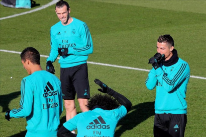 Bale, Ronaldo, Marcelo y Varane, durante el entrenamiento de este viernes en Valdebebas.-JUAN MANUEL PRATS