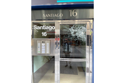 Daños provocados en la puerta de la sede de VOX en Valladolid.- E. M.