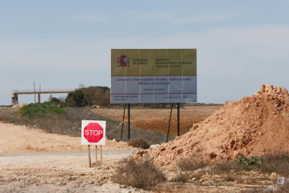 Señal colocada por el Ministerio en un tramo donde no hay ni máquinas ni obreros.- PHOTOGENIC