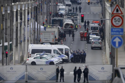 Fuerzas de seguridad y unidades de emergencia en la céntrica calle Loi de Bruselas.-REUTERS / VINCENT KESSLER
