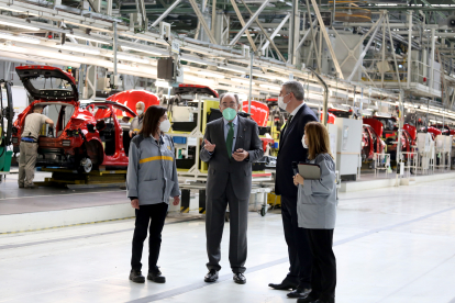El Rey Felipe VI y el presidente del Gobierno. Pedro Sánchez, en una visita a la planta de Renault en Palencia en marzo de 2021. - ICAL