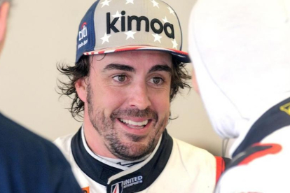 Fernando Alonso habla con uno de sus compañeros en Daytona (EEUU).-EFE / GERARDO MORA